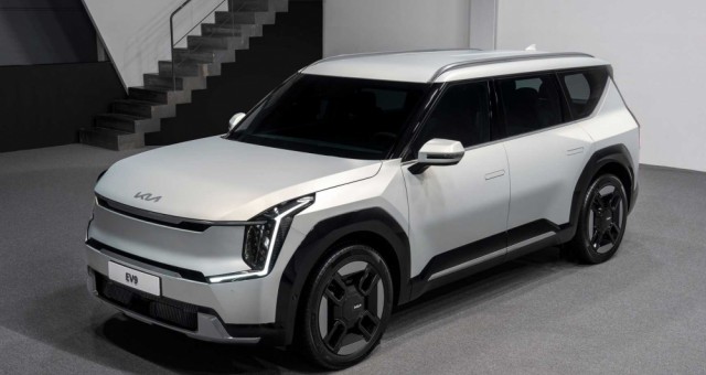 SUV điện Kia EV9 bổ sung thêm bản tiêu chuẩn, giá quy đổi dự kiến từ hơn 1,13 tỷ đồng